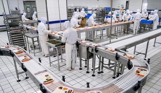 探訪春運高鐵盒飯生產(chǎn)全過程 從原料到餐桌，守護旅客舌尖安全
